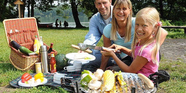 Familie beim Grillen - Foto: Techniker Krankenkasse